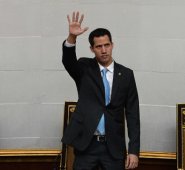 “Le hablamos a los militares de medio y bajo rango: Rompan el miedo”, instó en la plenaria el presidente del Parlamento, Juan Guaidó, al llamar a los oficiales a retirarle su apoyo al gobernante socialista. AFP