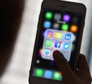 Tras quejas por difusión de información falsa. AFP