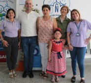 Marilú Álvarez, Edgar Aponte, Josefina Rodríguez, Pilar Serrano Hellal de la Fundación y la niña Vicky Plaza. El premio mayor fue un carro último modelo y el primer seco, un viaje a Cancún. Cesar Obando / La Opinión