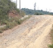 En la entrada al mirador turístico por el barrio El Progreso semeja una trocha, donde prevalece la arena y las piedras.  César Obando / La Opinión