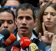 El 23 de enero, Canadá reconoció a Juan Guaidó como presidente interino de Venezuela y solicitó a Maduro que ceda el poder para que el presidente de la Asamblea Nacional de Venezuela, convoque y organice elecciones en el país. AFP