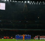 El Arsenal rindió asimismo su particular homenaje a Sala, incluyendo su nombre en el efectivo del Cardiff, reemplazando su dorsal por un junquillo. AFP