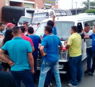 El líder de Conductores Unidos del Área Metropolitana denunció que transportistas informales han establecido paraderos y uno de esos está en la avenida 8 con calle 10, quienes llevan pasajeros hacia Belén.  Luis Alfredo Estévez