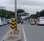Protestan por informalidad, daños en vías y tarifa de pasajes. La Opinión