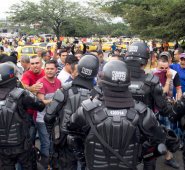 El Escuadrón Móvil Antidisturbios (Esmad) tuvo que intervenir el jueves en algunos sectores de la ciudad para evitar el bloqueo de calles por parte de los taxistas.
 Alfredo Estévez / La Opinión