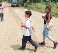 Los menores del barrio Las Delicias caminan 10 kilómetros, entre la ida y la vuelta, para llegar a su colegio. La caminata la hacen en medio de una trocha.
 Mario Caicedo / La Opinión