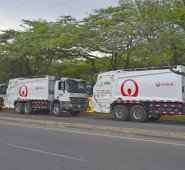 Los pimpineros utilizaron uno de los camiones como escudo cuando llegaron las autoridades al sitio. Cortesía