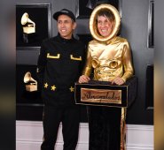 Aterciopelados sorprendió por sus atuendos durante la gala. AFP