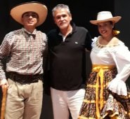 La pareja de cucuteños conformada por Anguella Duarte y Sebastián Jaramillo posa junto con su director, Juan Becerra. Cortesía