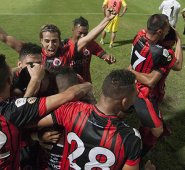 Unos 25 mil hinchas se dieron cita para apoyar al equipo motilón. Juan Pablo Cohen / La Opinión