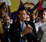 Juan Guaidó prepara movilizaciones en todo el país para acompañar a voluntarios que irán a la frontera en caravanas de autobuses en busca de toneladas de medicinas y alimentos acopiadas en Colombia, Brasil y Curazao. AFP