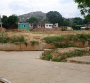 Cuando iniciaron las obras, los escombros y tierra que sacaban de la carretera, lo ubicaban sobre la cancha, lo que provocó su daño por completo. Mario Franco