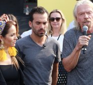 Richard Branson dijo que “aquellos que piensan que Venezuela es una utopía, que nadie sufre, deberían venir y entrar a la multitud y hablar con ellos, preguntarles por qué se fueron de su país”, La Opinión