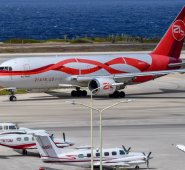 Un avión con comida y medicinas enviado por venezolanos residentes en Estados Unidos aterrizó el jueves en Curazao, situada a poco más de 60 kilómetros de la costa venezolana. AFP
