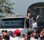 En cabeza del Presidente Interino de Venezuela Juan Guaidó sale la caravana de 14 tractomulas desde el Puente Tienditas. Colprensa