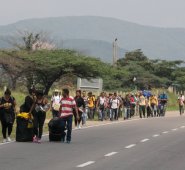Caminantes bordeando las vías, sorprenden a los foráneos que llegan a esta zona del país. Archivo