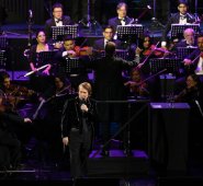 Un animado Raphael, pese a su edad, siguió con fluidez el ritmo de la música en canciones más movidas, como “Mi gran noche”. “Cómo yo te amo” fue el tema con que selló su presentación  en la Quinta Vergara, ante unas 15.000 personas.
 AFP
