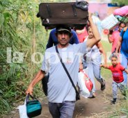 Rosa Gutiérrez y su esposo caminan rápido y sin mirar atrás por estos pasos irregulares. Necesito "regresar porque tengo a mi hija en Venezuela",esta ingeniera civil de 38 años, agitada por la premura y el sol sin tregua en Cúcuta. Juan Pablo Cohen