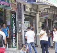 Los locales comerciales tienen los números rojos por las bajas ventas, que comienzan a menguar sus ingresos.  Archivo