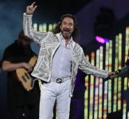 El artista no olvidó sus temas más emblemáticos del grupo “Los Bukis”.  AFP Y EFE