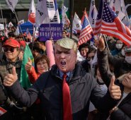 En Seúl hubo el viernes manifestaciones contra las reuniones del presidente Trump y el líder norcoreano Kim en Hanói, las que constituyeron un rotundo fracaso. AFP