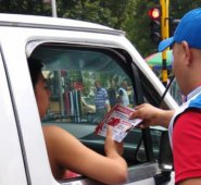 Por las calles repartieron volantes promoviendo  los descuentos por pronto pago y el pago electrónico.  Cortesía
