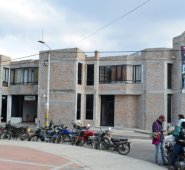 La sede de la Alcaldía está ubicada frente al parque principal del municipio de Ábrego, en la Provincia de Ocaña. Cortesía