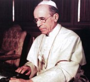 Francisco señaló que a Pío XII le tocó asumir la conducción de la Iglesia Católica "en uno de los momentos más tristes y sombríos del Siglo XX". Librería Editrice Vaticana