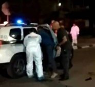 Quienes hacían el levantamiento quedaron en shock cuando la mujer abrió los ojos y movió los dedos. Especial / El País