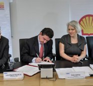 El presidente de la ANH, Luis Miguel Morelli, y la presidenta de la Shell en Colombia, Ana María Duque,durante la firma de los convenios para adelantar los trabajos de la exploración y producción de hidrocarburos en el Caribe. Cortesía