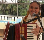 En la provincia de Ocaña, Diana Contreras es conocida como la mujer orquesta. Iinterpreta diferentes géneros y ejecuta diferentes instrumentos. Además, compone. Cortesía