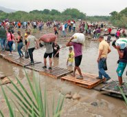 Por este improvisado puente sobre el río Táchira se cobraba ayer $2.000 por persona. Mario Caicedo