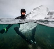 En este suntuoso y agreste paisaje al norte del círculo ártico, Inge Wegge, de 33 años, cineasta surfista y documentalista, tuvo esta idea original hace solo nueve meses, viendo a gente hacer "skateboard" en una rampa congelada.  AFP