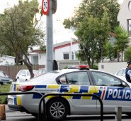 Los tiroteos son raros en Nueva Zelanda, un país que en 1992 restringió la legislación para tener acceso a armas semiautomáticas tras una matanza de 13 personas en la ciudad de Aramoana, en la Isla Sur. AFP