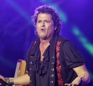 El colombiano Carlos Vives está nominado en dos categorías. Se espera que ponga bailar a todo el público en la gala. Archivo