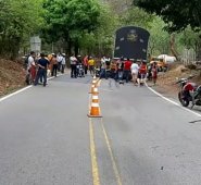 Las mujeres se movilizaban en una moto.  Cortesía