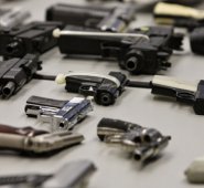 Las armas se exportan desde Miami y México, y en menor medida por Venezuela y Ecuador. La ruta marítima a veces hace escala en Panamá, o llega directo a los puertos de Barranquilla, Buenaventura y Turbo; por aire, en vuelo de carga hasta Bogotá. Internet