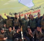 Un grupo de milicianos de las Fuerzas de Siria Democrática (FSD) celebran la conquista de Al Baguz. EFE