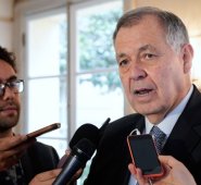 La polémica se desató porque la Comisión Interamericana de Derechos Humanos cuestionó en el capítulo de protección de periodistas que el senador Álvaro Uribe insinuara represalias contra Daniel Coronell en un trino publicado el 18 de marzo de 2018. Colprensa