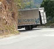 Un camión y un carro tipo Renault. Cortesía