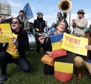 Por 348 votos a favor, 274 en contra y 36 abstenciones. AFP