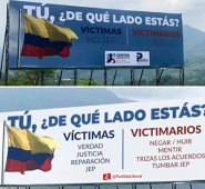 Arriba aparece la valla del uribismo en contra de la JEP y abajo la del liberalismo para defender la Jurisdicción Especial para la Paz. Colprensa