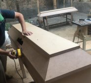 El arte de fabricar cofres la aprendió con su padre Emel. Javier Sarabia / La Opinión