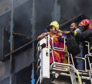 Los incendios y los derrumbes de edificios son frecuentes en Bangladés, un país muy pobre del sur de Asia de 160 millones de habitantes, donde muchas veces no se respetan las normas de seguridad.
 AFP