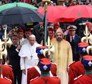Francisco, recibido por rey Mohamed VI, lanzó un mensaje al país, que no permite la conversión de sus ciudadanos musulmanes, a que la libertad religiosa, "no se limite solo a la libertad de culto, sino que cada uno viva según la propia convicción religiosa". AFP