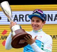 El líder global de Astana, Miguel Ángel López, celebra su próximo triunfo después de ganar la 99a Volta Catalunya 2019. AFP