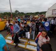 Las personas en su afán por pasar, derribaron varias vallas que bloqueaban el paso. Juan Pablo Cohen