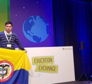 El maestro cucuteño representó a Colombia en el evento Microsoft Education Exchange 2019, donde ganó el primer premio con otros profesores del mundo entero en la categoría voz del estudiante. Cortesía