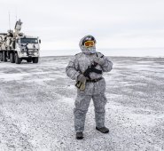 No tienen internet ni red telefónica pero los soldados disponen de agua caliente las 24 horas del día gracias a un sistema de deshielo y de depuración de la nieve, desarrollado especialmente para el Ártico que permite almacenar 20.000 m3 de agua durante el invierno. AFP