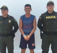 Deberá responder ante la justicia por agresión a servidor público.
Policía